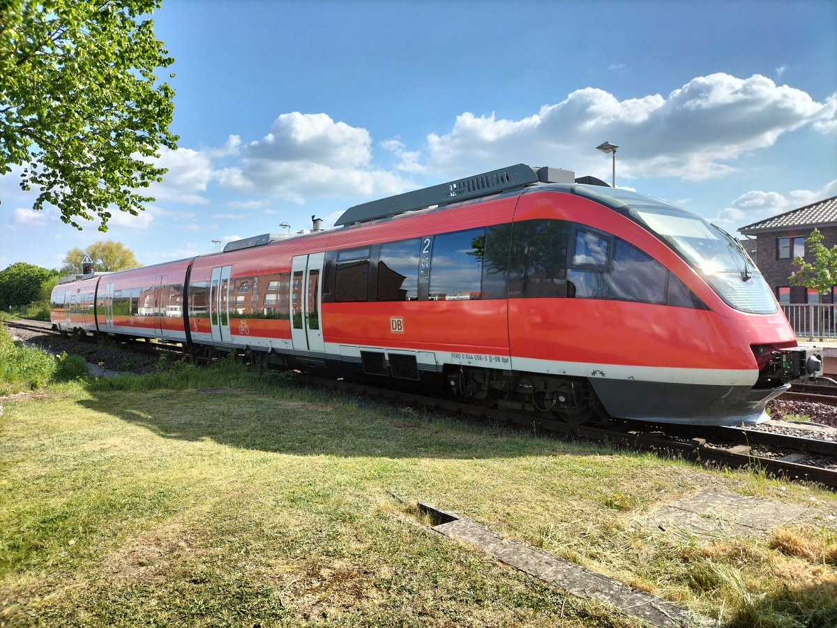 644 056  sonnt  sich in Burgsteinfurt bevor es an die Warteposition für die nächste Fahrt als RB64 nach Münster geht, 06.05.2022