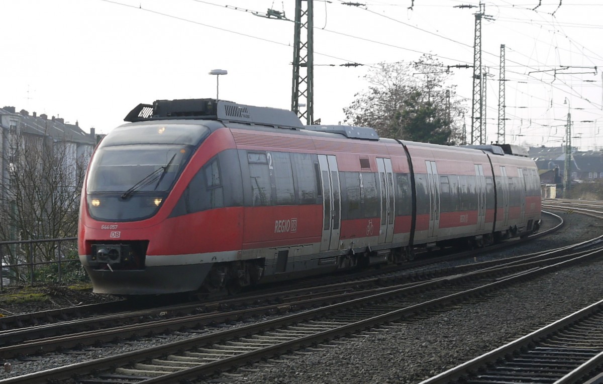 644 057 abseits gewohnter Pfade, bei der Einfahrt in den Bf. Neuss, den er ohne Halt durchfuhr (22.1.14).