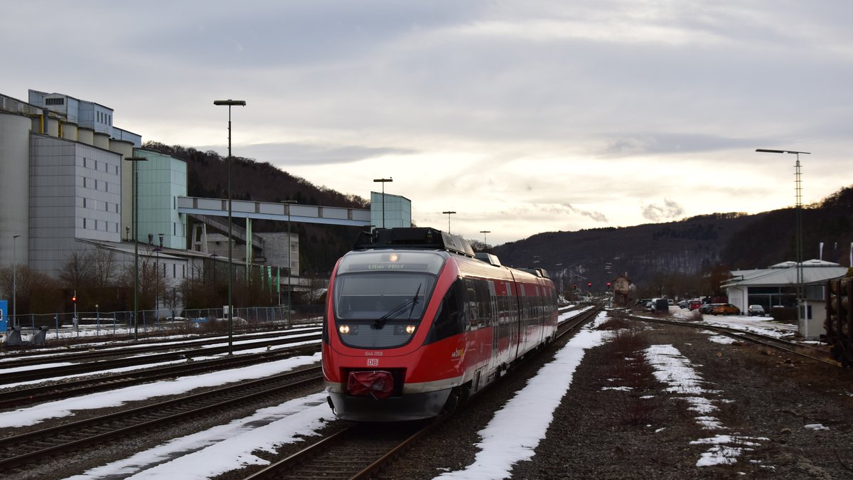 644 059 erreicht als RB nach Ulm Hbf den Bahnhof Schelklingen. Aufgenommen am 9.2.2019 15:53