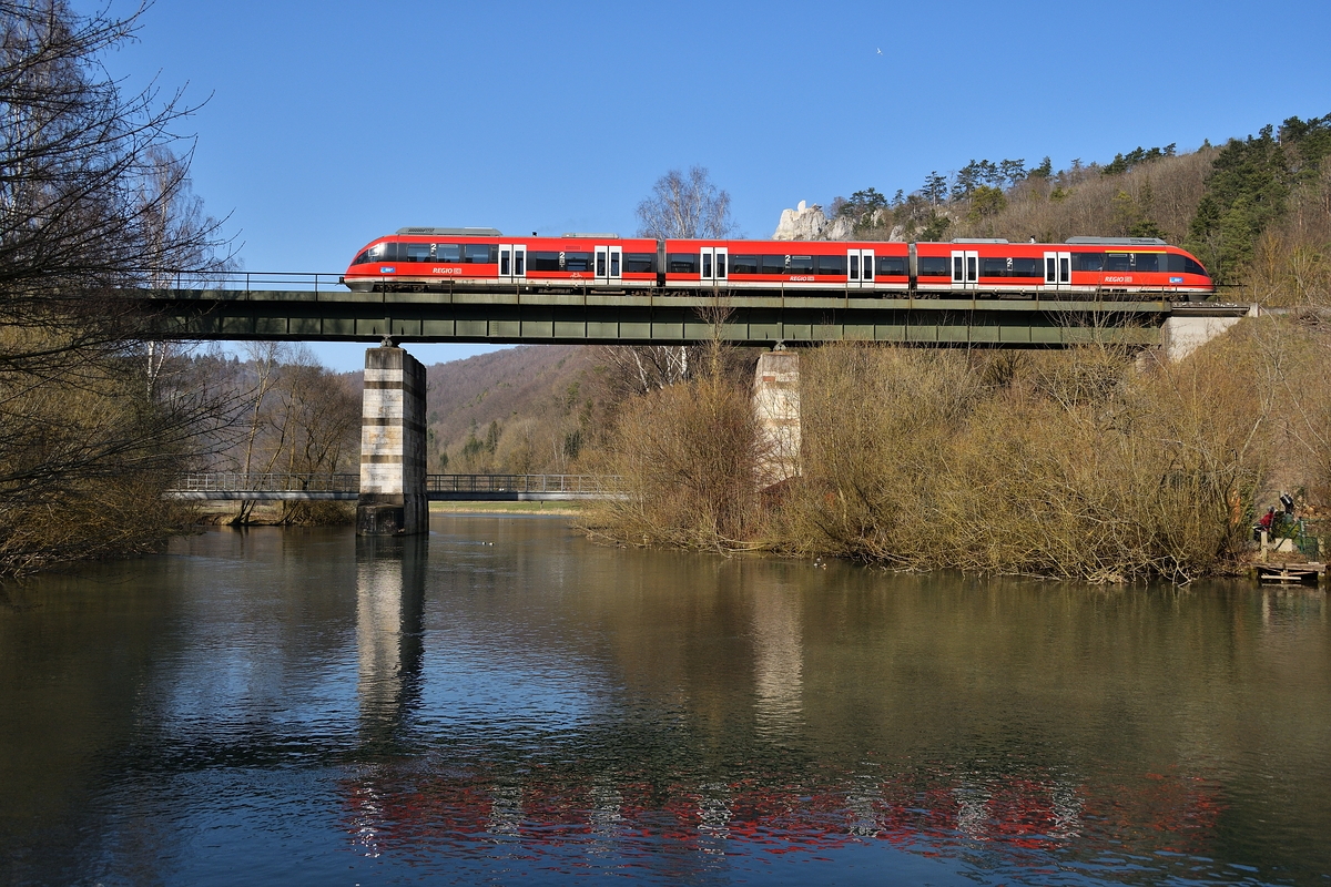 644 063 überquert als RB nach Ehingen die Blau kurz vor Blaubeuren. Aufgenommen am 23. März 2019.