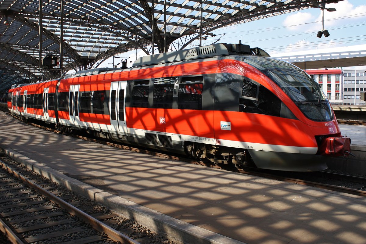 644 516-6 fährt am 25.05.2019 als RB38 (RB11826)  Erft-Bahn  von Köln Messe/Deutz nach Bedburg(Erft) in den Kölner Hauptbahnhof ein.