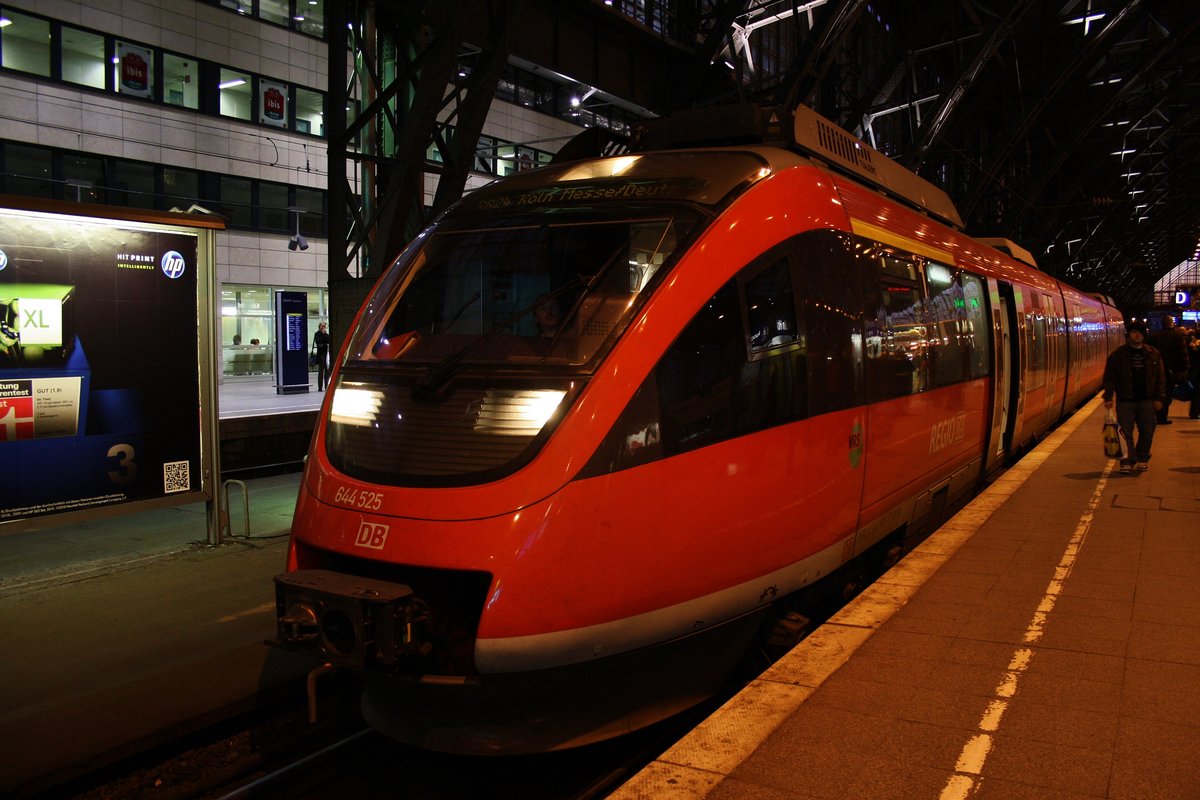 644 525-7 hat am Abend des 11.10.2010 als RB24 von Kall nach Köln Messe/Deutz den Kölner Hauptbahnhof erreicht.