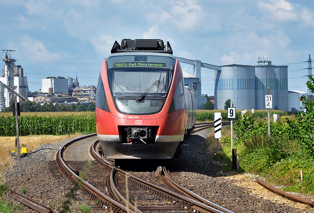 644 551 RB23 von Bonn nach Bad-M�nstereifel �ber Euskirchen. Im Hintergrund die Zuckerfabrik von Eu - 13.08.2013