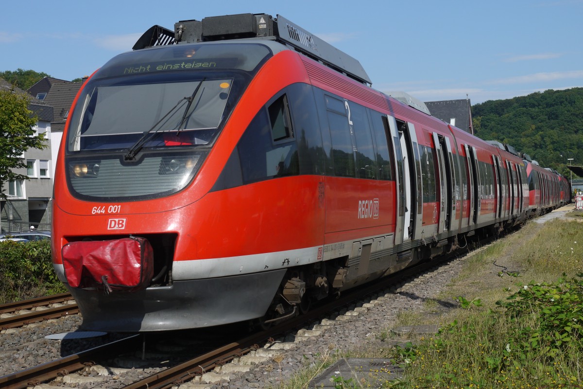 644-Dreifachtraktion mit 644 001 an der Spitze wird vor der Fahrt von Overath nach K�ln am ungew�hnlich warmen 6.9.13 kr�ftig durchl�ftet.