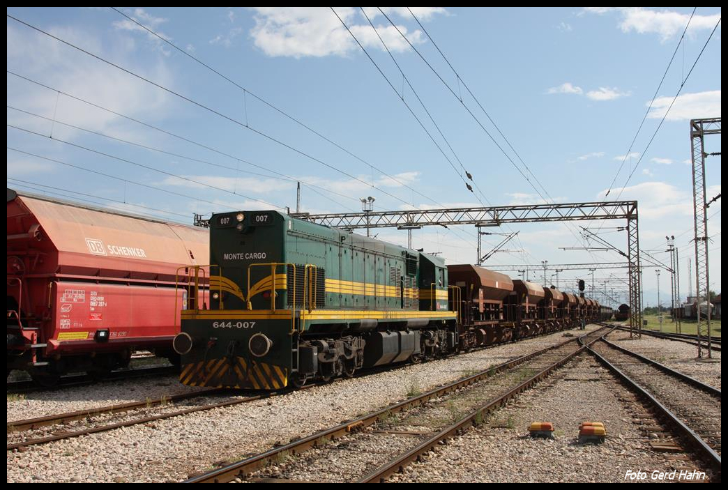 644007 fährt hier am 17.5.2017 mit einem der seltenen Güterzüge aus dem Genzbahnhof Tuzi, Strecke nach Albanien, in Podgorica ein.