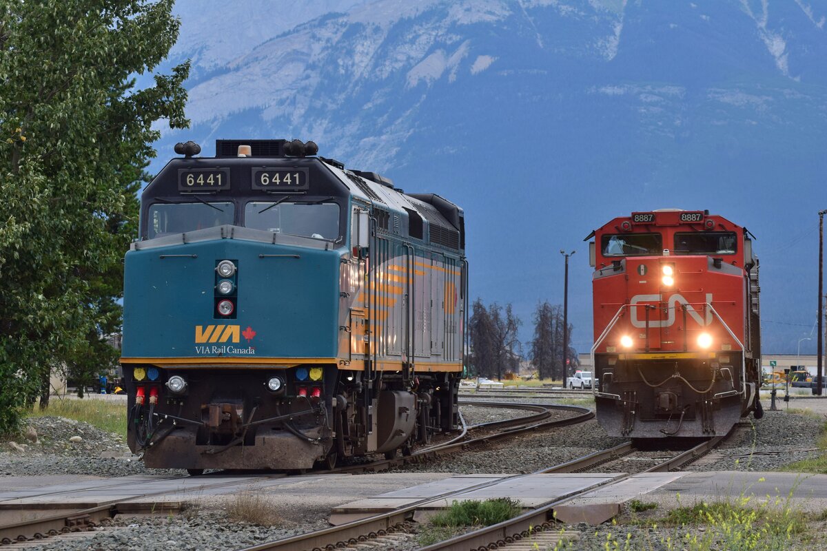 6441 welche eben noch auf dem Abstellgleis am Parkplatz stand hat nun das Gleis für die 6457frei gemacht. 6441 wird gleich den Zug nach Prince Rupert bespannen. Der Messzug mit 8887 wartet nur noch bis die Loks rangiert haben und fährt dann Richtung Kamloops.

Jasper 19.08.2022