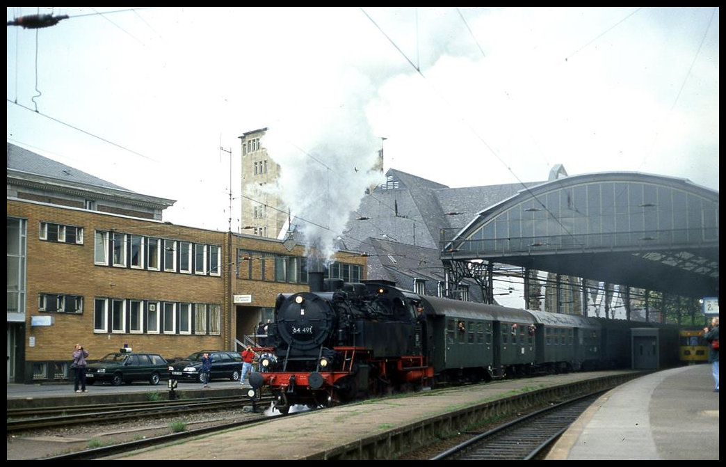 64491 fährt hier mit einem Sonderzug nach Alsdorf am 13.5.1995 um 12.30 Uhr in Aachen HBF ab.