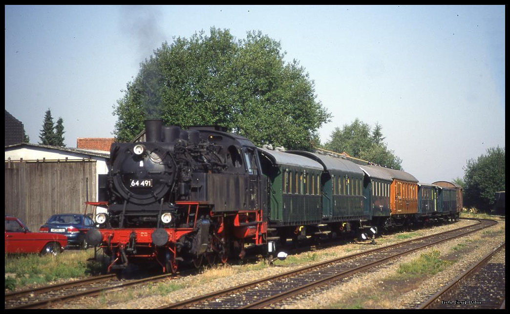 64491 mit MEM Museumszug am 30.7.1995 im Bahnhof Preußisch Oldendorf.