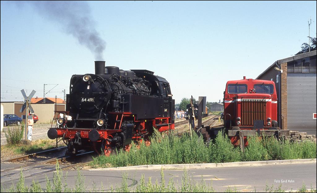 64491 rangiert als Gastlokomotive am 30.7.1995 auf der Wittlager Kreisbahn im Bahnhof Bohmte. Dort bespannte sie einen Zug für die Mindener Museums Eisenbahn. Rechts steht VL 2 der Wittlager Kreisbahn.