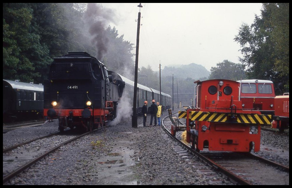 64491 steht mit einem Personenzug abfahrbereit am 3.10.1994 im Bahnhof Osnabrück - Piesberg. Rechts ist Goliath, ein ehemaliges Rangiergerät der Georgsmarienhütte zu sehen.