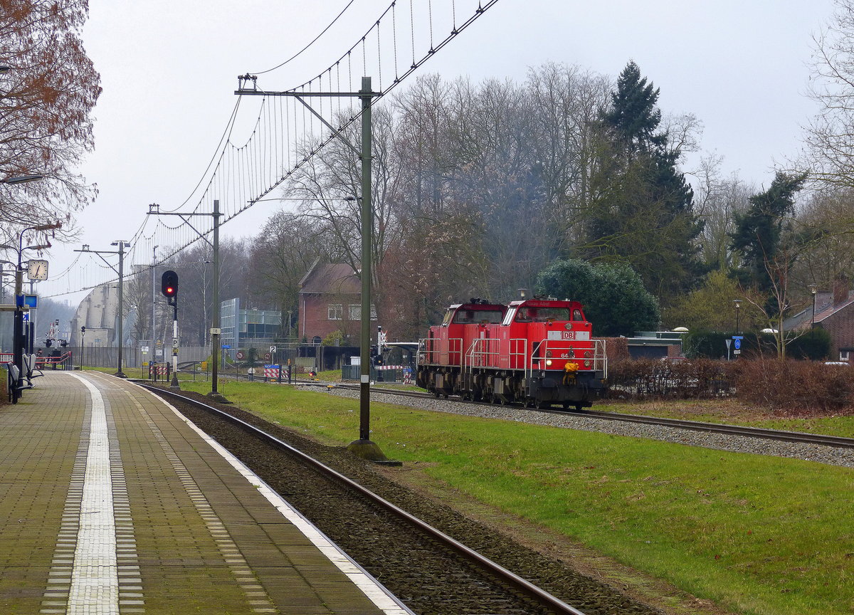 6455  Klaas-Abel  und 6416  Arie  von DB-Schenker rangiern in Geleen-Lutterade(NL).
Aufgenommen in Geleen-Lutterade(NL). 
Bei Wolken am Kalten Mittag vom 3.2.2018.