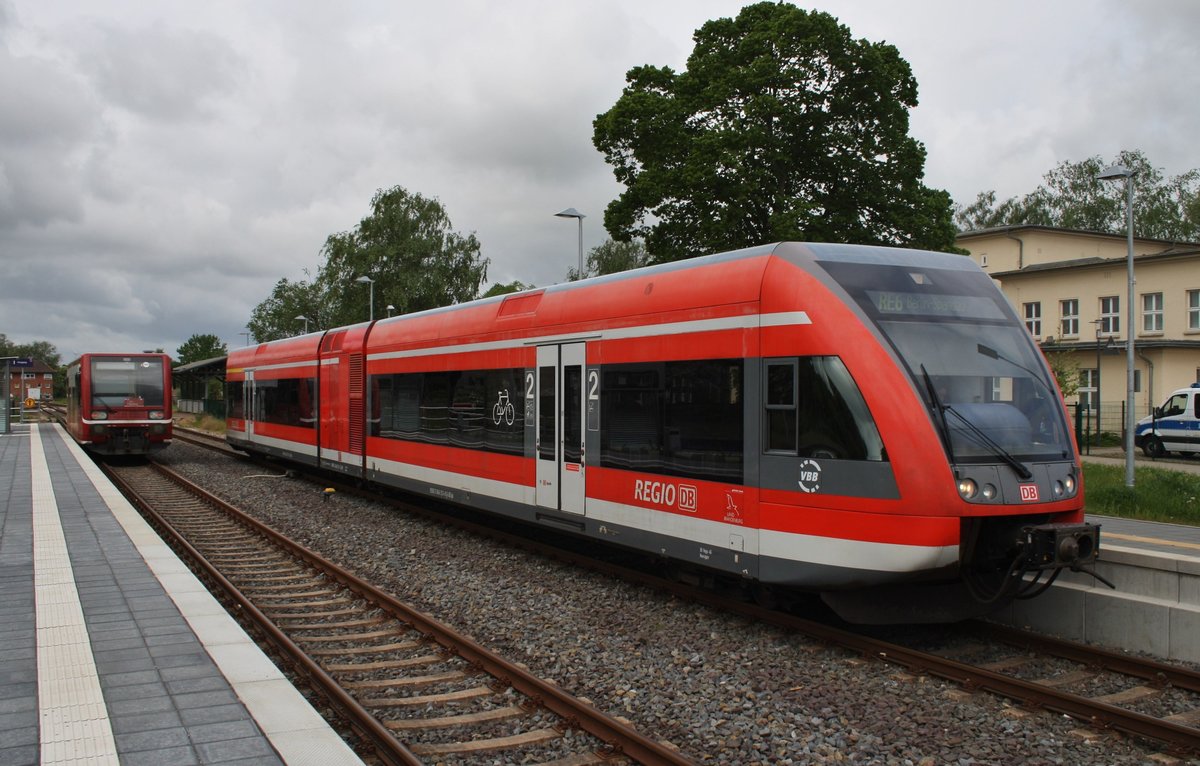 646 013-2 verlässt am 15.5.2016 als RE6 (RE18607)  Prignitz-Express  von Wittenberge nach Berlin Spandau den Bahnhof Pritzwalk.