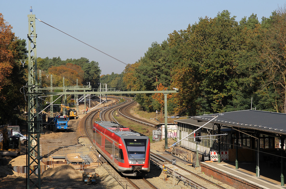 646 014 war zum Aufnahmezeitpunkt als RB nach Zielona Gora (PL) unterwegs.
Das Bild entstand am 16. Oktober 2017 in Berlin-Wilhelmshagen.