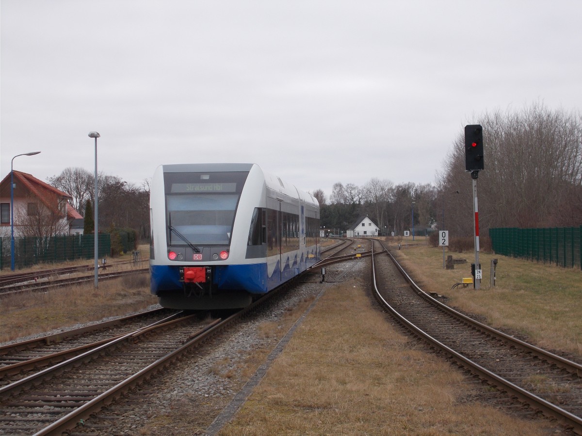 646 113,am 13.März 2016,bei der Ausfahrt aus Zinnowitz.Rechts daneben das Streckengleis nach Peenemünde.