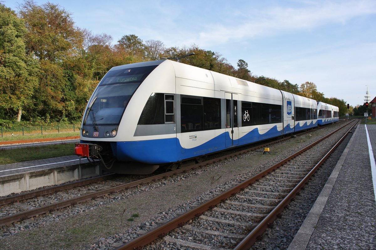 646 124-7 und 646 112-2 fahren am 26.10.2019 als RB23 (RB18824) von Swinoujscie Centrum nach Züssow in Seebad Heringsdorf ein.