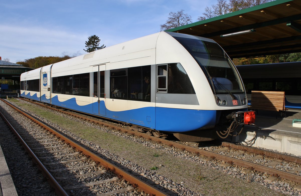 646 127-0 steht am 26.10.2019 als RB23 (RB18822) von Swinoujscie Centrum nach Stralsund Hauptbahnhof in Seebad Heringsdorf.