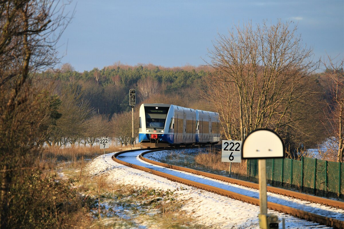 646 128 & 646 xxx als RB 23 auf der Fahrt von Züssow nach Swinemünde Centrum, hier bei der Einfahrt in den Bahnhof von Ückeritz (27.12.2021).