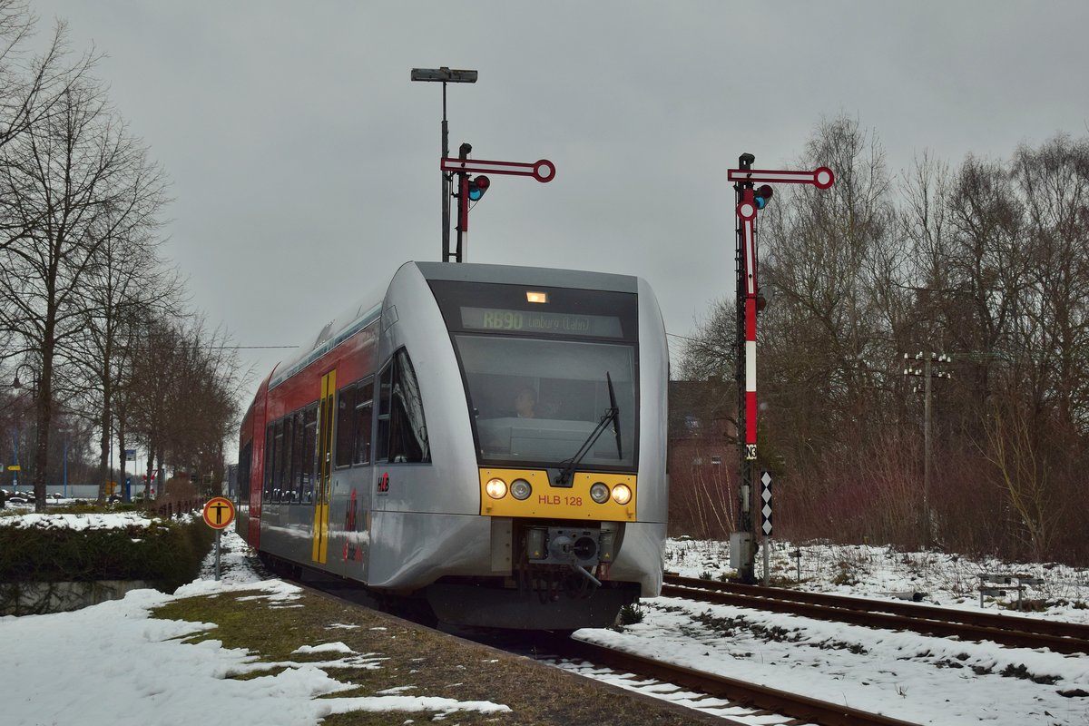 646 428 erreicht den Bahnhof Hachenburg. Hier wartet er die Kreuzung auf den Gegenzug ab.

Hachenburg 15.01.2021