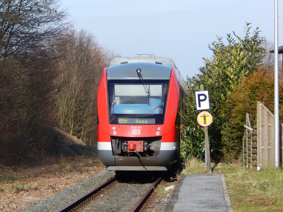 648 101 pendelte am 13.2 auf den RB54 durchs Sauerland. Hier fährt er gerade aus Frömern Richtung Unna.

Frömern 13.02.2016