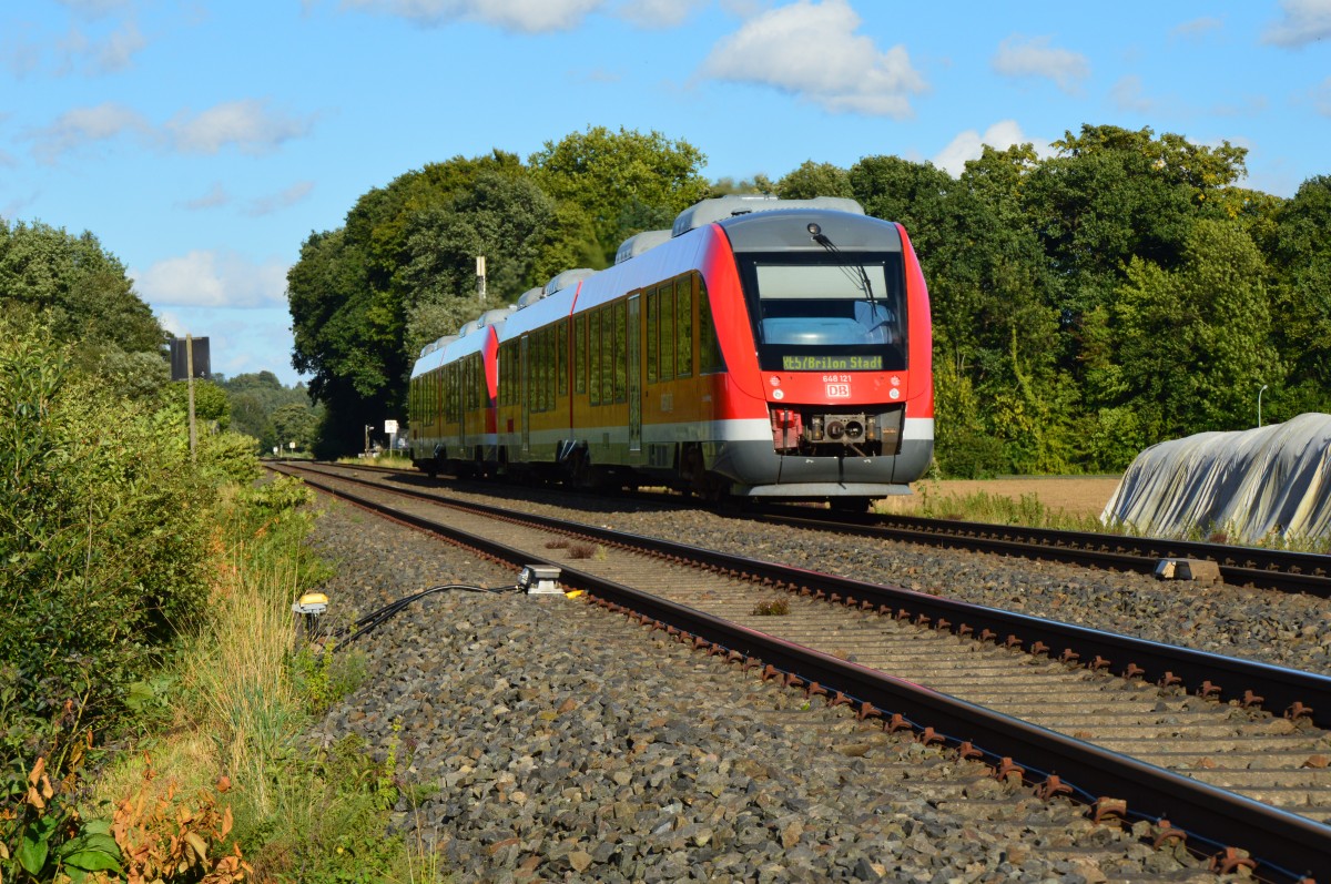 648 103 und 648 121 ist am 15.09.2015 mit RE 57 auf dem Weg ins Sauerland (Winterberg und Brilon-Stadt). Die Aufnahme entstand im Ruhrtal bei Wickede-Echthausen.
