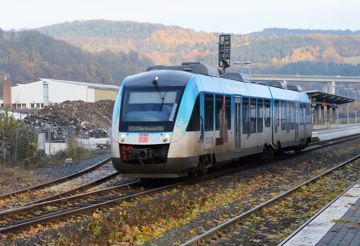 648 110 verlässt als RE57 nach Dortmund am 12.11.2016 den Bahnhof Arnsberg.