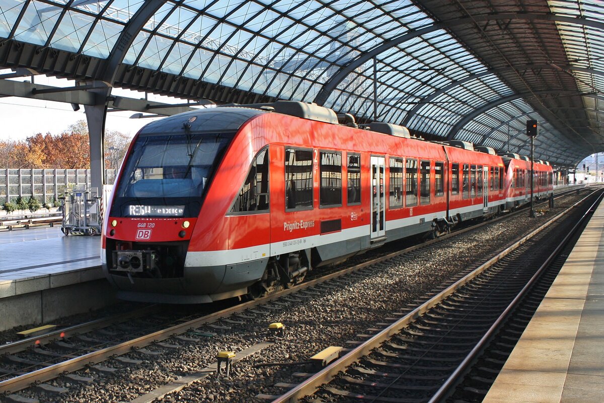648 120-3 fährt am 30.10.2021 als RE6 (RE3608)  Prignitz-Express  von Berlin Gesundbrunnen nach Wittenberge aus Berlin Spandau aus. 