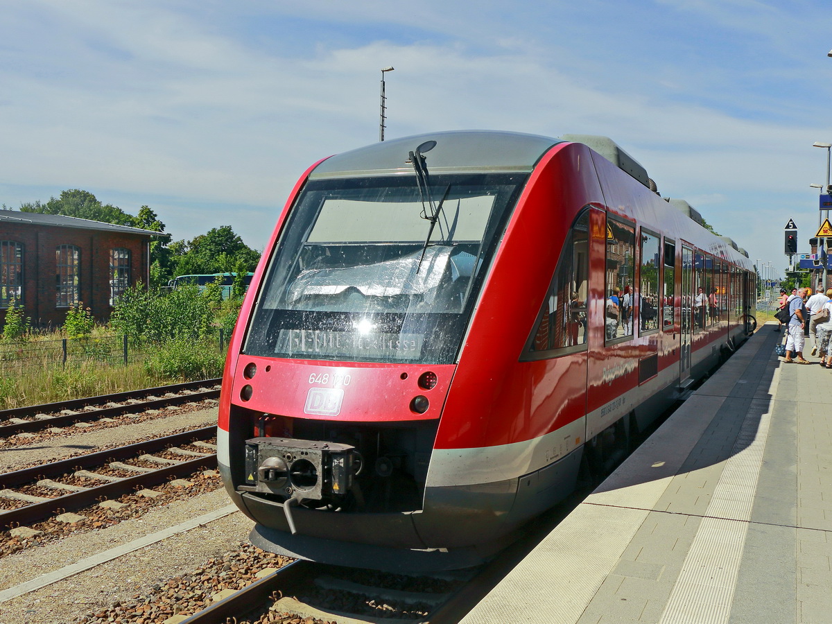 648 120 steht als RE 6 (Prignitz Express) im Bahnhof Wittstock (Dosse) am 24. Juli 2019 in praller Sonne. 