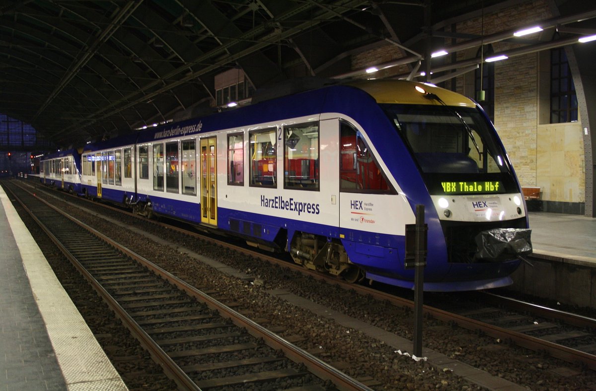 648 283-9 steht am 12.2.2017 als HEX80400 nach Thale Hauptbahnhof zusammen mit 648 785-3 als HEX80400 nach Goslar im Berliner Ostbahnhof.