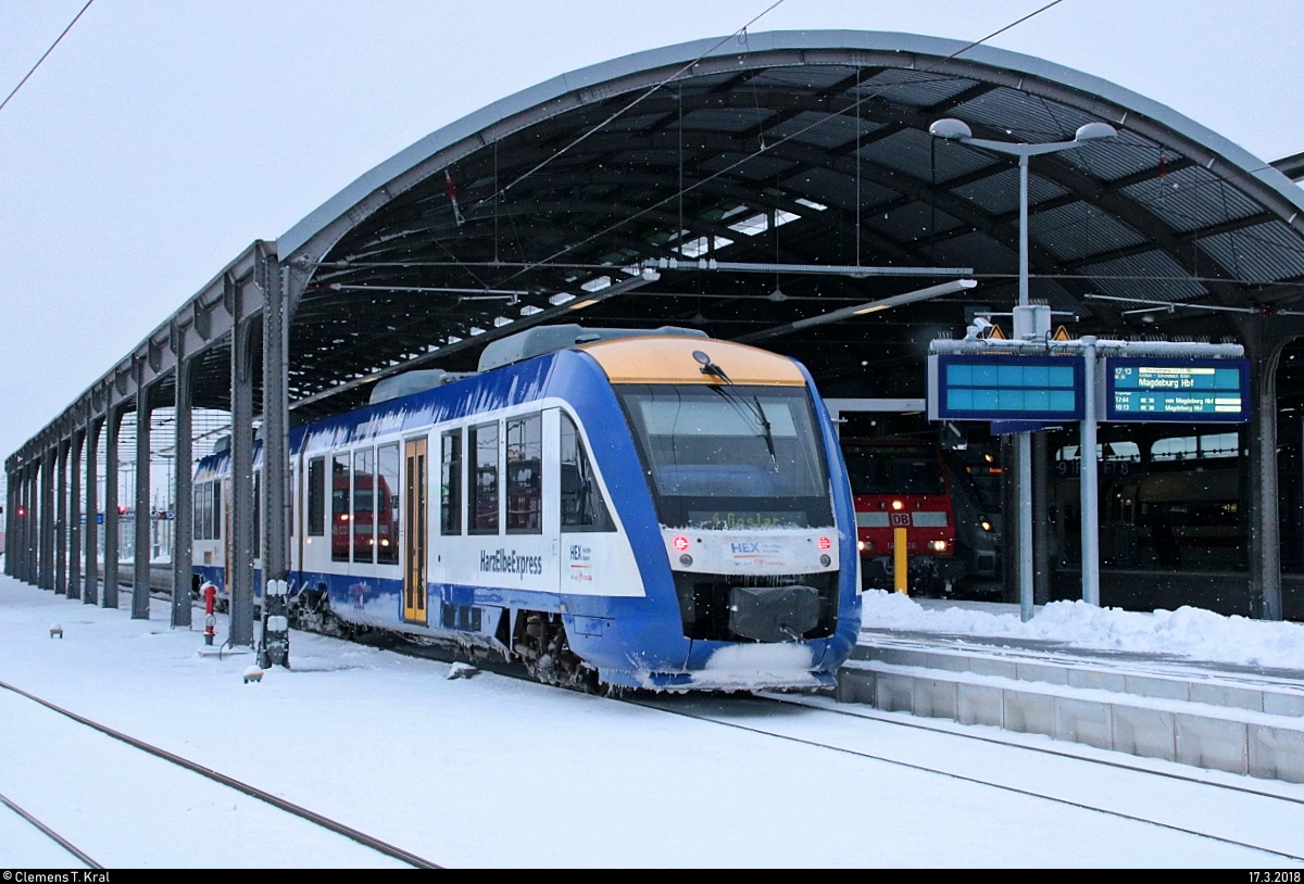 648 287-0 (VT 809 | Alstom Coradia LINT 41) von Transdev Sachsen-Anhalt (HarzElbeExpress) als HEX80418 (HEX 4) nach Goslar steht in seinem Startbahnhof Halle(Saale)Hbf abweichend auf Gleis 11 E-G. [17.3.2018 | 17:43 Uhr]