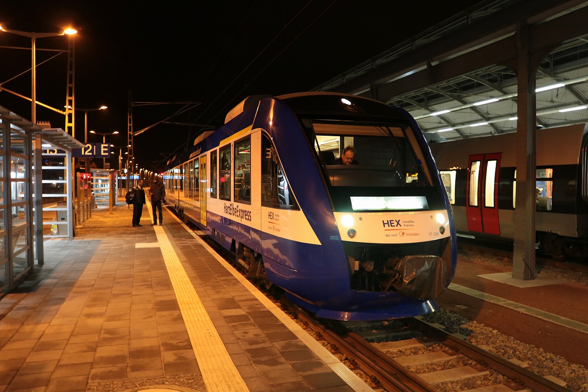 648 306 (Alstom Coradia LINT 41) von Transdev Sachsen-Anhalt als HEX80538 (HEX 4) nach Goslar steht in seinem Startbahnhof Halle(Saale)Hbf auf Gleis 12 E-F bereit. [16.12.2017 | 20:45 Uhr]