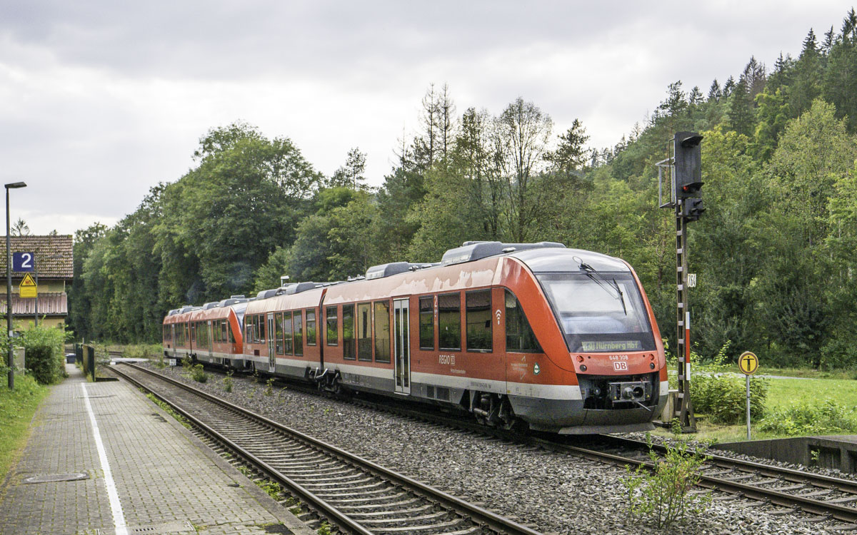 648 308 fuhr am 17.9.24 am westlichen Ausfahrsignal von Rupprechstegen vorbei.
