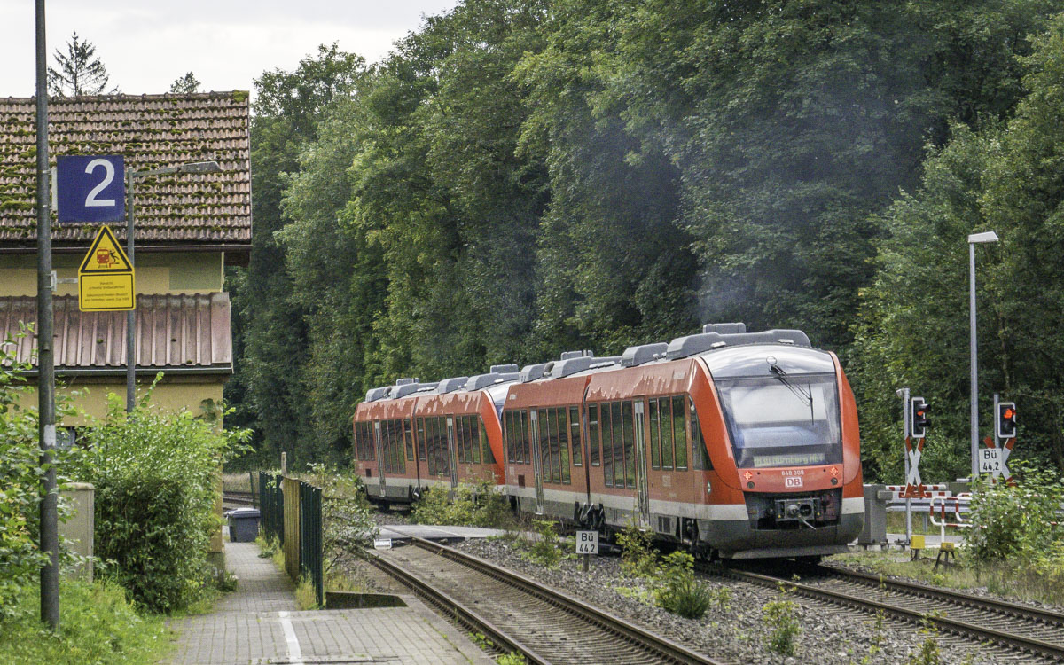 648 308 passierte am 17.9.24 als RB nach N�rnberg den Bahn�bergang westlich von Rupprechstegen.

