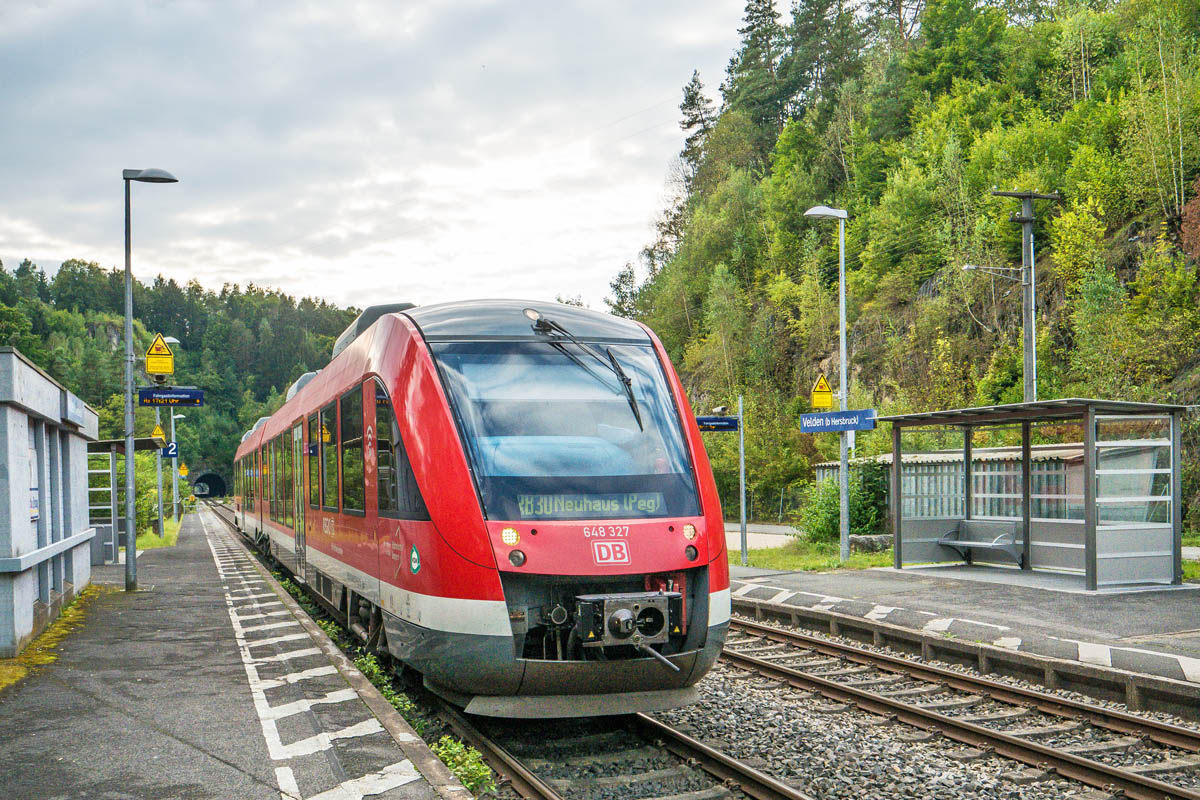 648 327 hielt am 17.9.24 in Velden auf Gleis 2. Am linken Rand ist kein Bildfehler, die Betonwand der Bahnsteigunterf�hrung ist wirklich schief. 