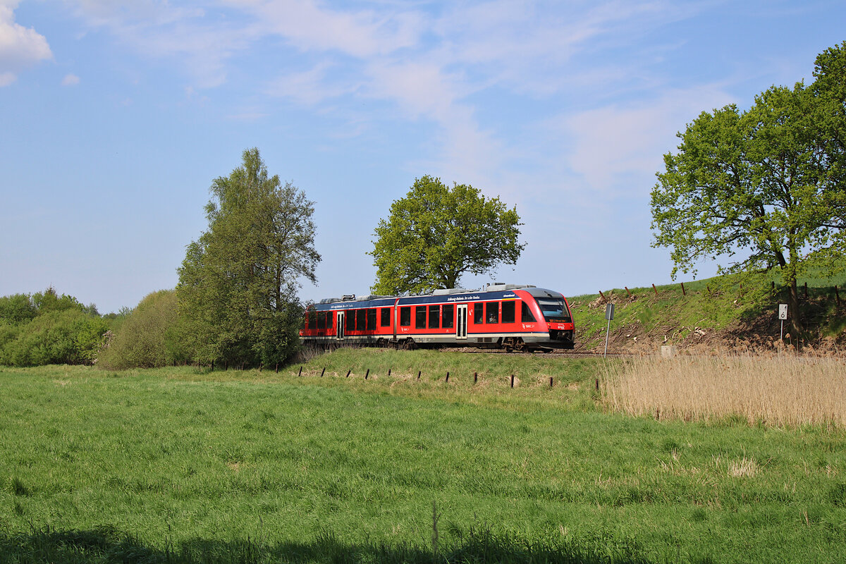 648 333 ist für erixx Holstein unterwegs als RB84 von Kiel Hbf nach Lübeck Hbf, hier zwischen Bad Malente und Eutin. (14.05.2023)