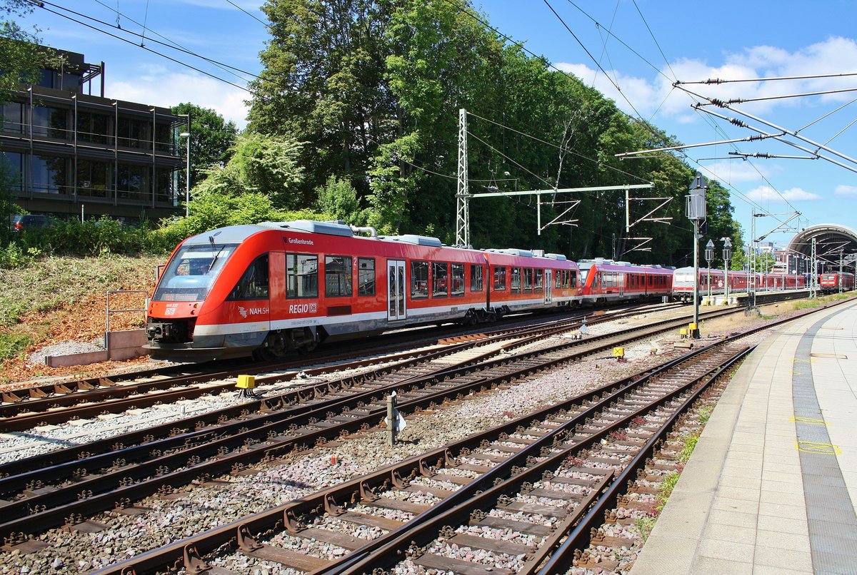 648 337-3  Großenbrode  und 648 958-6 verlassen am 17.6.2017 den Kieler Hauptbahnhof als RE72 (RE21918) nach Flensburg. 