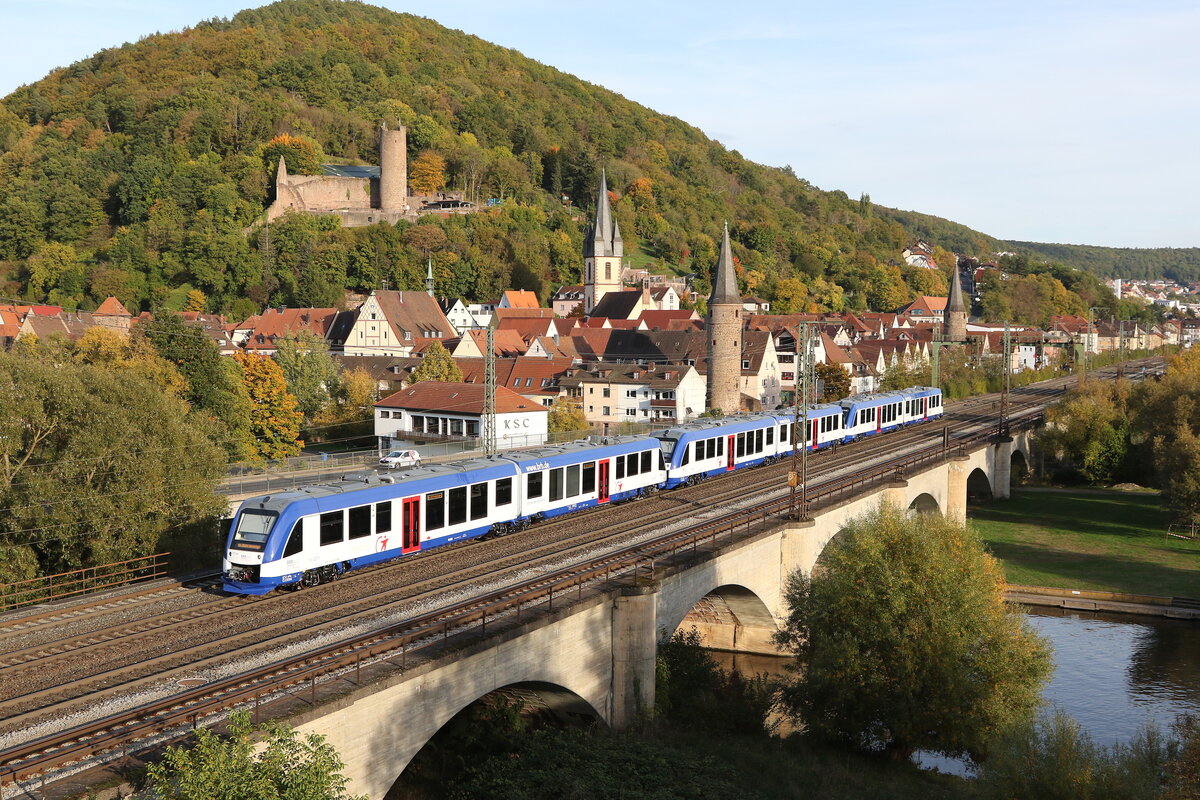 648 343, 648 342 und 648 345 bei der Einfahrt in Gemünden am Main am 11. Oktober 2022.