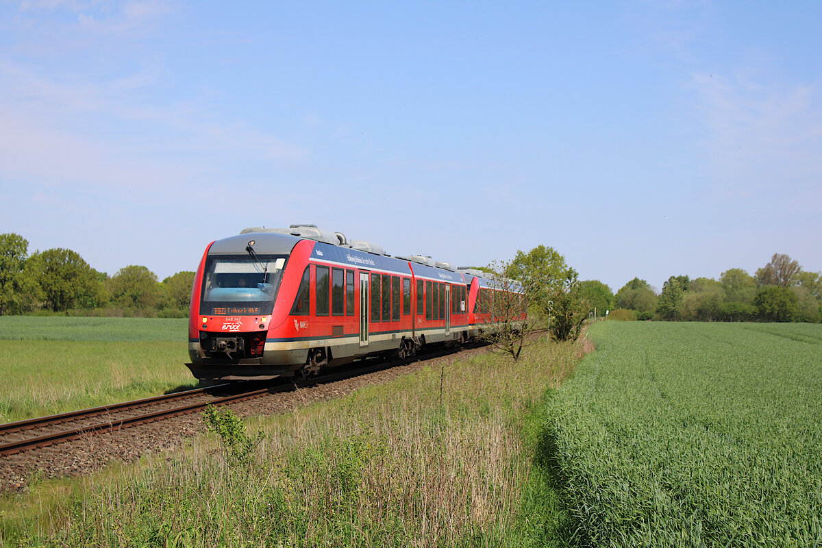 648 347 ist für erixx als RB83 von Kiel Hbf nach Lübeck Hbf unterwegs und erreicht in Kürze Pönitz. (14.05.2023)