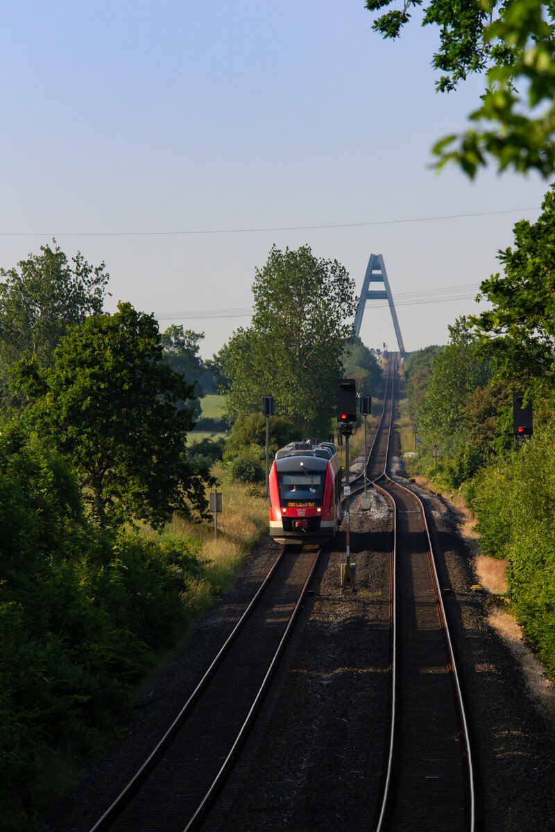 648 348 vor Großenbrode am 17.6.21 Im Hintergrund die Fehmarnsund Brücke.