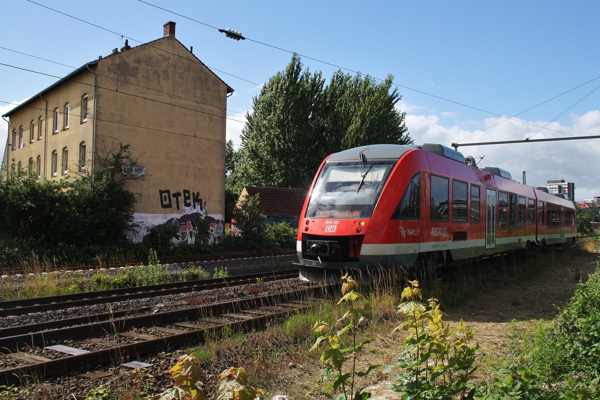 648 351-4 verlässt Kiel als RB84 (RB21679) nach Lübeck Hauptbahnhof, in Kürze wird die B76 in Höhe des Barkauer Kreuz unterquert. (6.7.2016)
