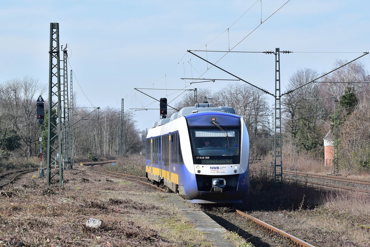 648 368 fährt als RB36 nach Oberhausen in Meiderich Süd ein.

Duisburg Meiderich 20.02.2021