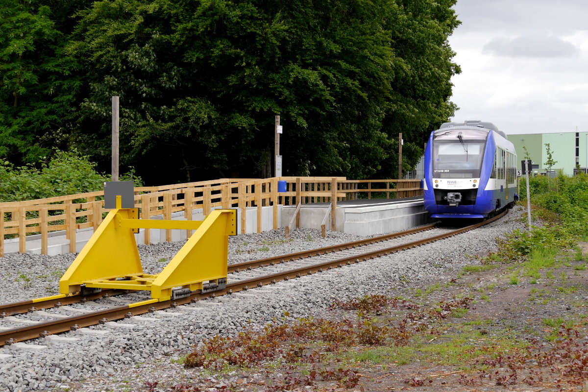 648 369, ein ehemaliger HEX-Triebwagen, fährt jetzt (im alten Design) für NWB-NRW. Am 24.5.20 bediente er einen der beiden Umläufe des Vorlaufbetriebs nach Kamp-Lintfort. Die Aufnahme zeigt das provisorische Streckenende der ehemaligen Zechenbahn mit dem Hp Kamp-Lintfort Süd. Die Anfahrt mit einem Richtungswechsel im nicht mehr bedienten Bahnhof Rheinkamp an der KBS 498 ist sehr zeitaufwendig, und entsprechend wenig nachgefragt sind die stündlichen Zugfahrten.