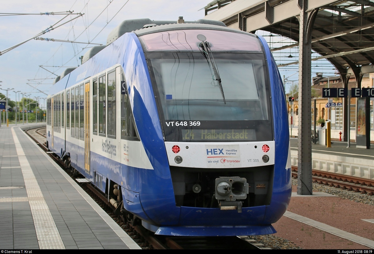 648 369 (VT 309 | Alstom Coradia LINT 41), ex Transdev Sachsen-Anhalt (HarzElbeExpress), als HEX8???? (HEX 24) nach Halberstadt steht in seinem Startbahnhof Halle(Saale)Hbf auf Gleis 12 D-F.
[11.8.2018 | 8:19 Uhr]