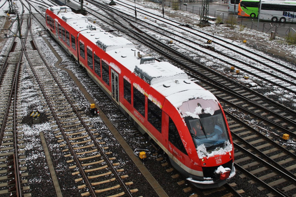 648 501-4 befindet sich am 26.4.2016 im Kieler Hauptbahnhof auf Rangierfahrt, hier zieht er gerade zurück ins BW.