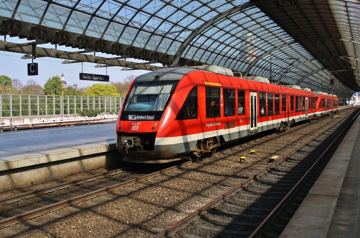 648 615-2 und 648 101-3 fahren am 19.4.2019 als RE6 (RE3612)  Prignitz-Express  von Berlin Gesundbrunnen nach Wittstock(Dosse) aus Berlin Spandau aus.