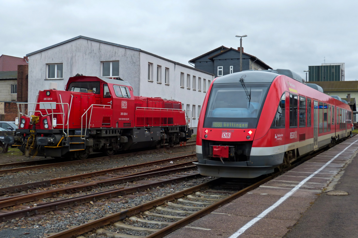 648 759 hat gerade den Bahnhof erreicht und noch das Rotlicht an während 265 020-8 auf neue Aufgaben wartet. Bahnhof Nordhausen 20.02.2016