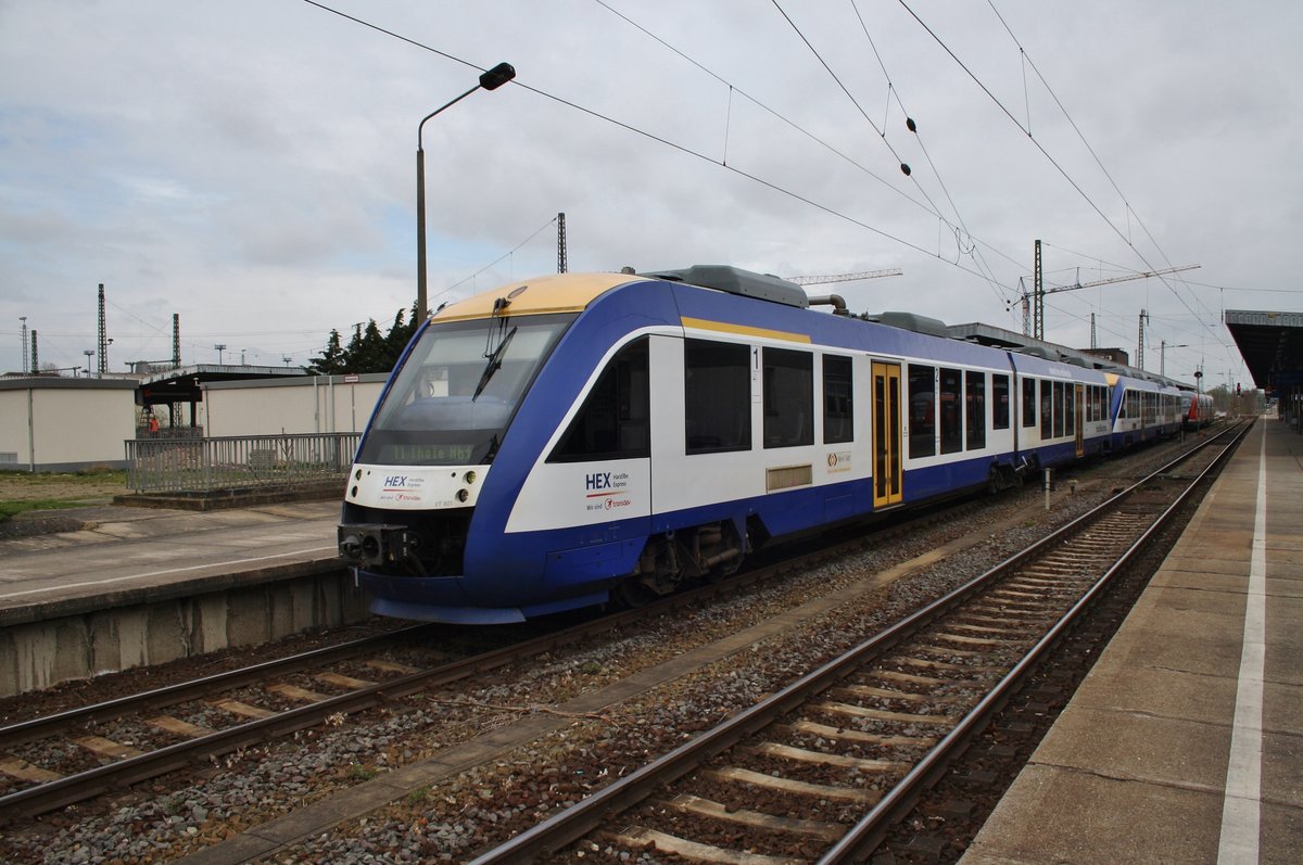 648 779-6 steht am 7.4.2017 als HEX80446 von Magdeburg Hauptbahnhof nach Thale Hauptbahnhof zusammen mit 648 785-3 als HEX80510 nach Goslar im Magdeburger Hauptbahnhof bereit.