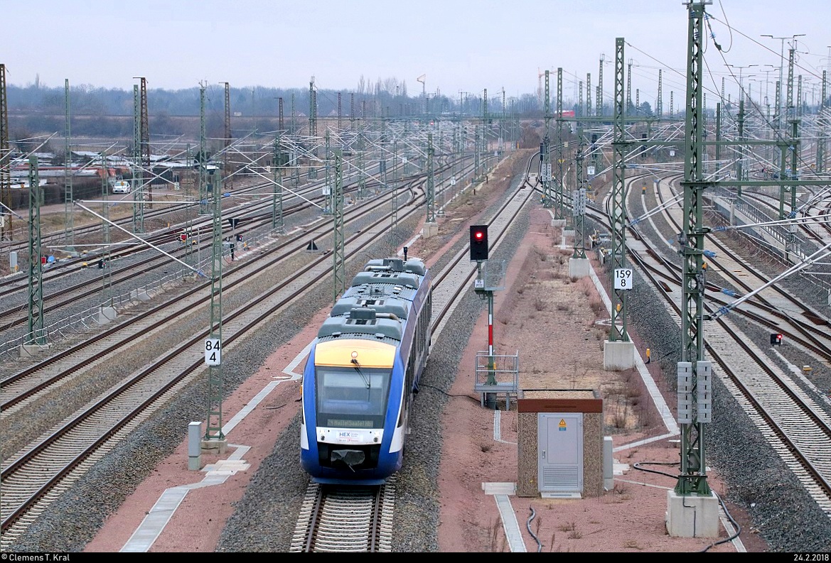 648 781-2 (VT 803) von Transdev Sachsen-Anhalt (HarzElbeExpress) als HEX80507 (HEX 4) von Goslar nach Halle(Saale)Hbf fährt neben der Zugbildungsanlage (ZBA) Halle (Saale) auf der Bahnstrecke Halle–Vienenburg (KBS 330). Aufgenommen von der Berliner Brücke. [24.2.2018 | 9:12 Uhr]