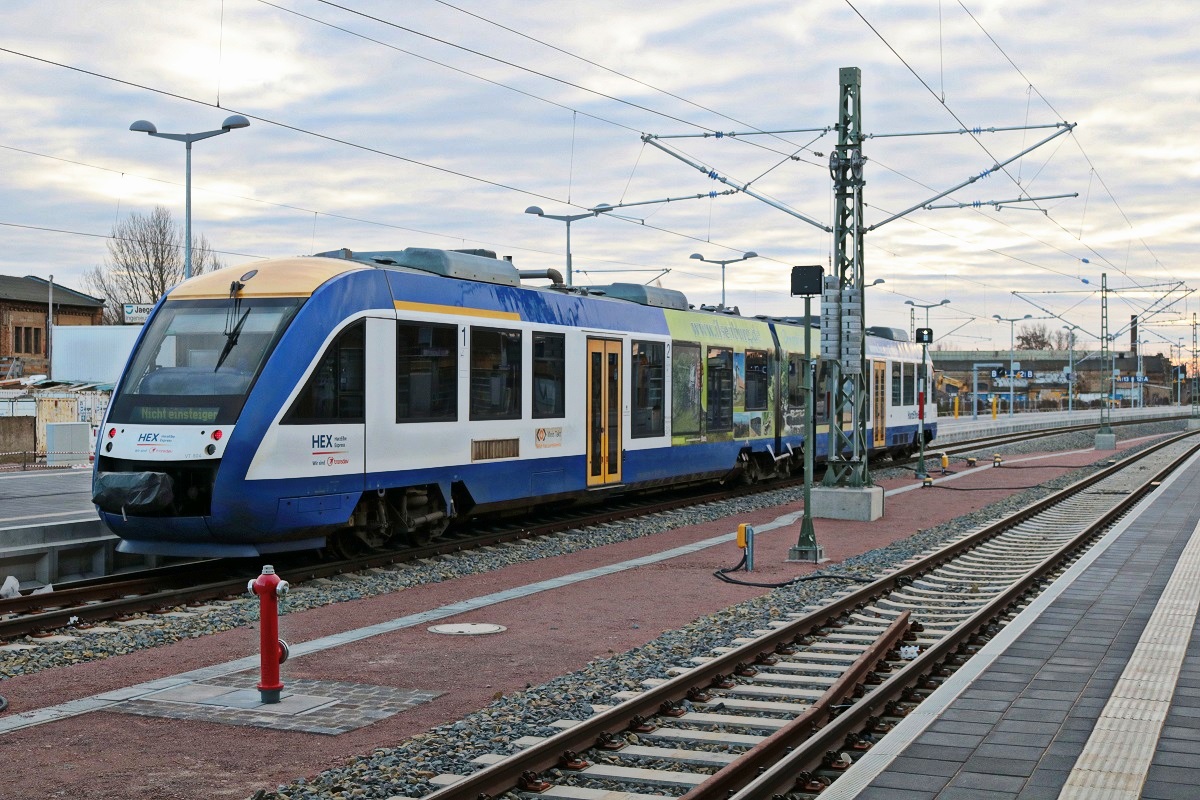 648 804 (Alstom Coradia LINT) von Transdev Sachsen-Anhalt (HarzElbeExpress) als HEX80507 (HEX 4) von Goslar hat seinen Endbahnhof Halle(Saale)Hbf auf Gleis 12 erreicht. [10.12.2017 | 9:16 Uhr]