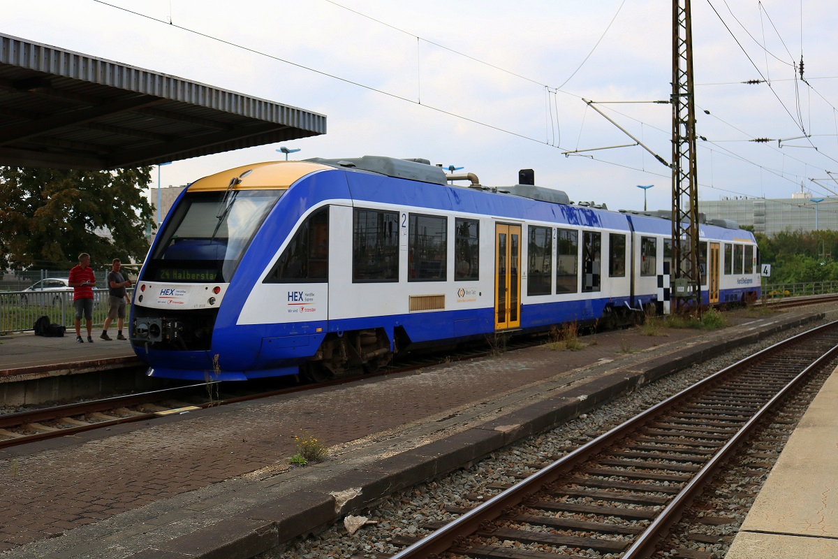 648 808 (Alstom Coradia LINT) von Transdev Sachsen-Anhalt (HarzElbeExpress) als HEX80534 (HEX 24) nach Halberstadt verlässt seinen Startbahnhof Halle(Saale)Hbf auf Gleis 1a. [26.8.2017 - 16:52 Uhr]