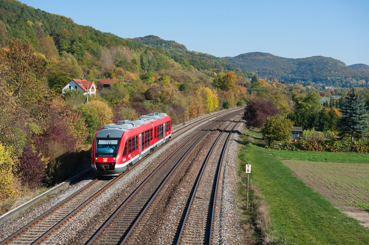 648 822 mit der RB 58520 von Neuhaus (Pegnitz) nach Nürnberg Hbf bei Hersbruck rechts der Pegnitz, 14.10.2018